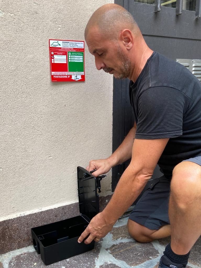 Tecnico Disinberg installa un erogatore di esca per la derattizzazione